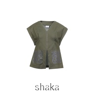 AW25 Shaka Azulejo Vest Vest เสื้อแขนกุดทรงเวสต์ ดีไซน์เรียบคม เพิ่มลูกเล่นด้วยกระเป๋าปะหน้า VS-8250