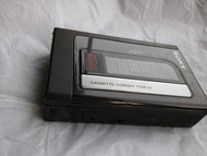 早期貼有日本進口貨物稅的Sony TCM-21卡式錄音帶隨身聽 (有播放卡帶&amp;錄音功能) {此拍賣物不附電池與其它任何配