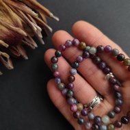 藍寶石智慧手鍊，綴以銀質墜飾，多色藍寶石 - 正宗剛玉