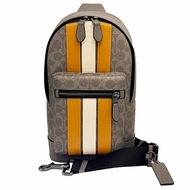 【COACH】C LOGO前拉鍊男款單肩胸前斜背包(直紋灰)