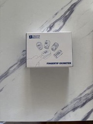 指夾式血氧儀（Fingertip Oximeter），牌子是 Creative Medical