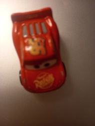 這是一輛迪士尼皮克斯《汽車總動員》系列中的閃電麥坤（Lightning McQueen）玩具車。 [1, 2]