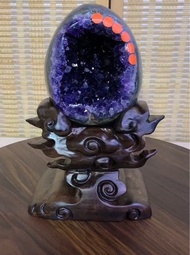 😍😍精品可愛😍的紫水晶恐龍蛋形態端正可愛，顏色高品 💡擁有的頂級💜🔮 😎帶有閃亮🌈彩虹光，粒粒晶牙通透，可以放不同手串，也可以放㊗️貔貅龍龜風水擺設，聚財聚氣能量超高⚙️🧲。 💜大部份水晶洞也有共生，