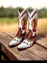 Cowgirl Boots หนังแท้สีขาวและสีน้ำตาล ลาย Inlay สั่งทำพิเศษ(custom-made) มีคู่เดียวลายเดียว ขนาดM(no