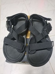 TEVA 涼鞋