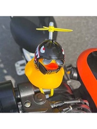 1隻帶3級頭盔的擋風鴨，黃色電動鴨摩托車，竹蜻蜓頭盔鴨汽車擺件