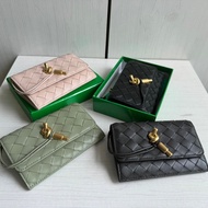 B Imported Lambskin Woven Wallet andiamo Series Medium Wallet bv Retro Envelope Style Zipper Wallet 