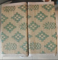 日本 Kato 加藤, 藺草榻榻米透氣坐墊 Tatami Cushion, 提花藺草二折墊, 天然藺草編織而成 (40cm X 40cm, +4cm); 折疊設計能輕鬆收納於沙發下或衣櫃中，展開即可作
