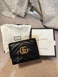 Gucci Marmont Matelasse 絎縫牛皮釦式三折短夾(474802-黑)