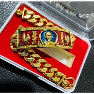 เลสหลวงพ่อรวย สีทองลงยา ไตรมาส 59 อายุ 95 ปี หลวงพ่อรวย ขนาด 4 บาท ยาว 18.5 ซม. พร้อมกล่อง มีโค๊ตทุก