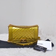 Chanel boy medium 25cm gold ghw seri 19 . Dustbag,card, holo, receipt.