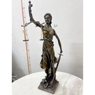 Brass statue of the goddess of Justice, 45cm high (50cm to weigh) in antique smoked color, beautiful