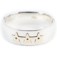 全新狀態 ● 極為罕見的蒂芬妮 (TIFFANY&Co.) 1940 年代（二戰時期）三星手鐲 - 紅寶石、鑽石、藍寶石，星形雕刻手鐲 - 銀金材質 - 總重 36.5 克 - 男士款