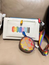 Coach全新正貨牛皮白色彩虹帶斜孭上博袋 加拿大代購買回來的，功能性還不錯！ 全新正品正貨