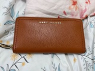 閒置全新正品包出清 Marc Jacobs MJ 荔枝紋ㄇ型拉鍊長夾-焦糖色