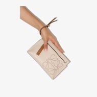 Loewe Mini T Pouch 全新 杏色 100%new