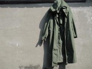 【靖】{中華民國陸軍} ➠陸總補給三0一廠“陸官草綠大衣式雨衣”(含雨帽)~型號:3➠(左袖有破.但看不出)