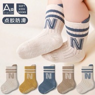 Warm socks with spikes under the sole help prevent slipping for babies from 2 months to 1 year old a