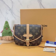 LV Saumur BB Monogram帆布馬鞍包