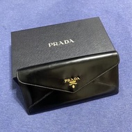 【二手品】PRADA 信封式黑色亮面皮革長夾