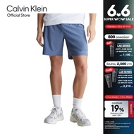 CALVIN KLEIN กางเกงออกกำลังกายขาสั้นผู้ชาย รุ่น 4MS4S835 420 ทรง WOVEN SHORT - สีCERAMIC BLUE