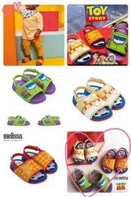 ✨Melissa 反斗奇兵涼鞋仔  ✅香香軟軟的果凍鞋·人見人愛🏖️加厚鞋墊腳感更舒適 😊超級方便穿脫的魔術貼，增加baby自己動手樂趣✌️ ✅環保TPU材質♻️（安全舒適） 鞋墊：環保PU乳膠鞋墊♻