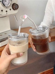 1套簡單漂亮的透明圓玻璃水杯，帶蓋扁底咖啡杯條紋玻璃冰咖啡杯隨行杯，配有帶條紋吸管的冷拿鐵，適用於夏季