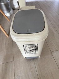 腳踏式垃圾桶