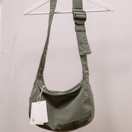 New in Cos Nylon Crossbody Saddle Bag แท้100% สีใหม่ สีเขียวตุ่นๆ สวยมาก