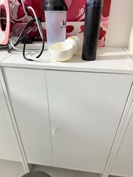 白色儲物櫃