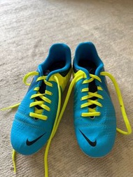 Nike 足球鞋