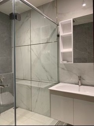 老屋翻修 浴室翻新 高級石頭紋磁磚配上高雅素色白‘’極簡浴室櫃🛁”