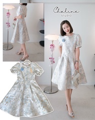Chaline เดรสยาวเนื้อผ้าแจ็คการ์ด ลายดอกไม้ มาพร้อมเข็มกลัดดอกไม้สีฟ้า ชุดมีซิปหลัง มีซับในอย่างดี CA
