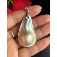 The frame pendant has not been found to be engraved with silver and attached with natural ma.be pear