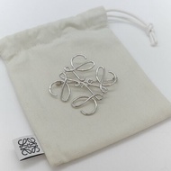 Loewe 羅威 Anagram 銀色拋光黃銅標誌胸針