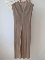 GVUW ชุดเดรสแขนกุดจีบสำหรับผู้หญิงคอกลมสีทึบทรงหลวม2025แฟชั่นใหม่17G9979ชุดเดรสผู้หญิงฤดูร้อน