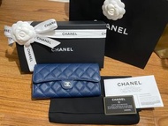 Chanel 經典口蓋長夾 閃亮粒紋小牛皮 &amp; 淡金色金屬 深藍