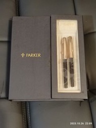 Never been used Vintage USA 「Parker Insignia」 11P Pen Set 1987 ［Fountain Pen (new) &amp; Roller Ball Pen (new, likely dried initial refill)］. Both pens are with gold-plated caps and gold-plated arrow clips. 從未用過的古董派克金筆一對兩枝「仕雅」套裝，（走珠［滾珠］筆内的原廠筆芯可能已乾涸，買家須自費替換）。