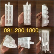 Khay làm đá xoay tủ lạnh Hitachi 8 viên chính hãng lắp chung 10 viên tai bên trái