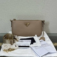 PRADA 新款卡其色金扣三合一手提斜背包20*11*5 全新閒置配件塵袋保卡購證