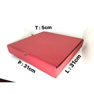 1 PCS DIE CUT RED CARDBOARD 31X31X5 CM MJ