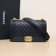 CHANEL Leboy中號25黑色荔枝牛皮23開金扣菱格紋肩背包