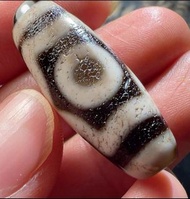 寺庙重建做功德收回来，西藏扎基寺加持，小寺庙重建，尽力帮助后庙珠结缘了一批老天珠及圣物。
三眼天珠藏传熊猫三眼朱砂天珠，皮壳老气，爆朱砂三眼天珠，肉质细腻油糯，线条流畅灵动，老珠子韵味。自玩亏米回血，