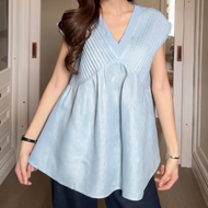 MUDEE เสื้อเบลาส์อัดพลีทคอวี ผ้าลินินผสมเทนเซล สีฟ้า