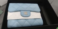 Chanel 熱賣 Classic Wallet 經典款細號垂蓋銀包 牛皮 淡金扣 淺藍色 三折 AP0231 Y33352 NH626