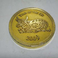 aaL皮1商旋.少見2009年HSBC香港上海匯豐銀行發行鍍金合金浮雕牛年紀念幣吊飾!/@@右/-P