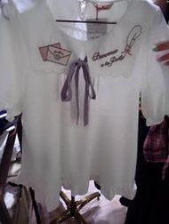 日本品牌Amavel信封英文字刺繡領紫色蝴蝶結綁帶米白色短袖襯衫(全新)