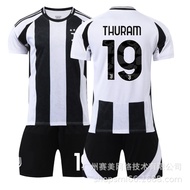 ⭐️⭐️⭐️⭐️⭐2425ชุดชุดฟุตบอลหลักของ Juve 9 Hovic 22 Di Maria 19 Thuram 7 Chiesa เสื้อกีฬาโรนัลโด้