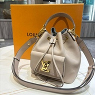 *SHIHNS名牌精品* LV Lockme 水桶包 香檳袋