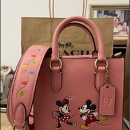 COACH x Disney 米奇米妮溜冰圖案迷你二用琴譜包(淺腮紅粉) CN023 B4OFE